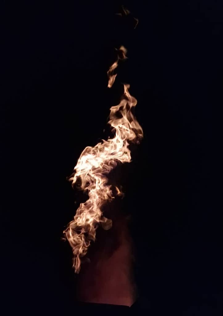 How to burn consistently in a wood-fired pottery kiln 2 the fire climbing in the smoke gases